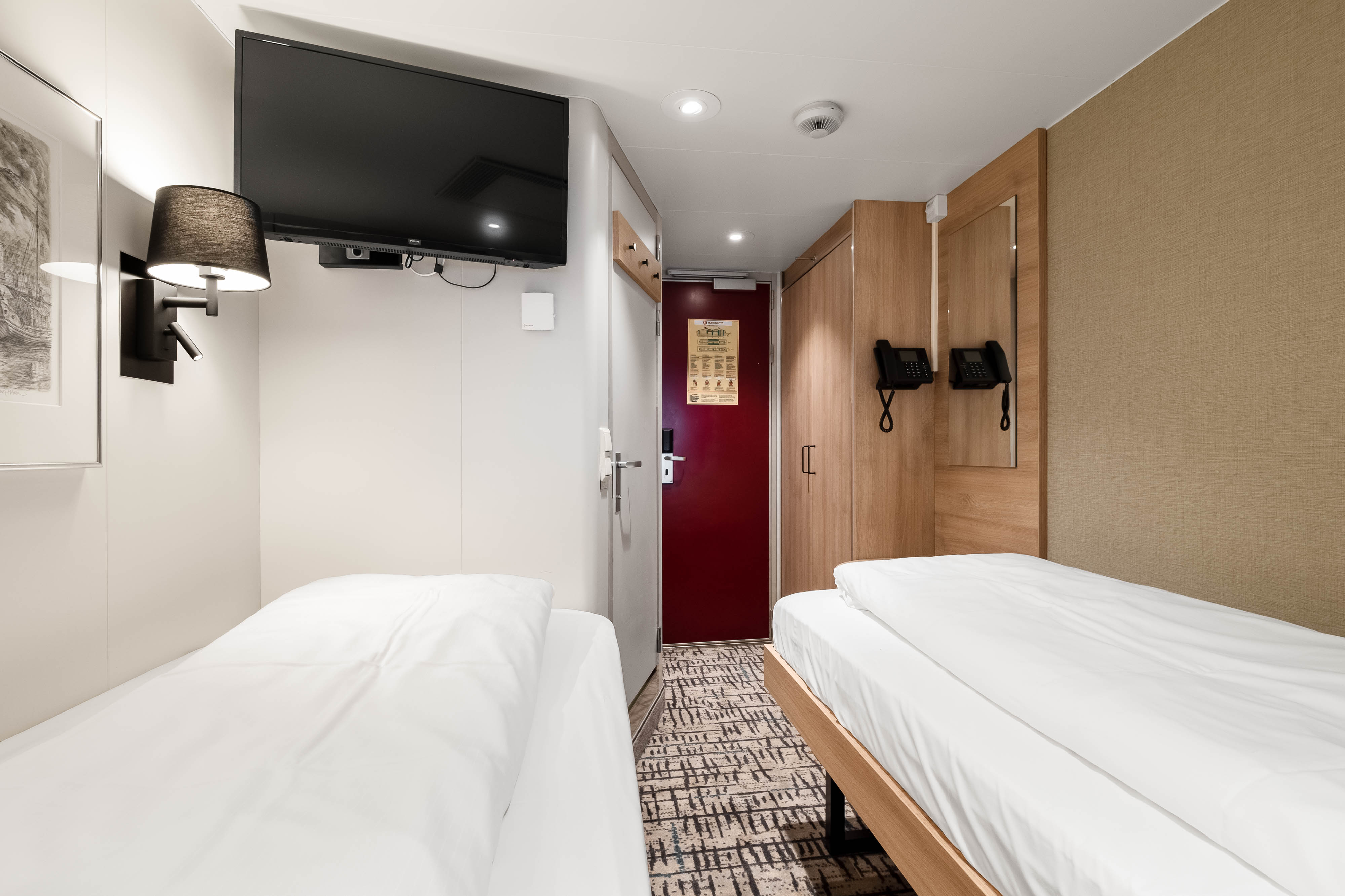 Polar Outside | Twin on lower deck with porthole